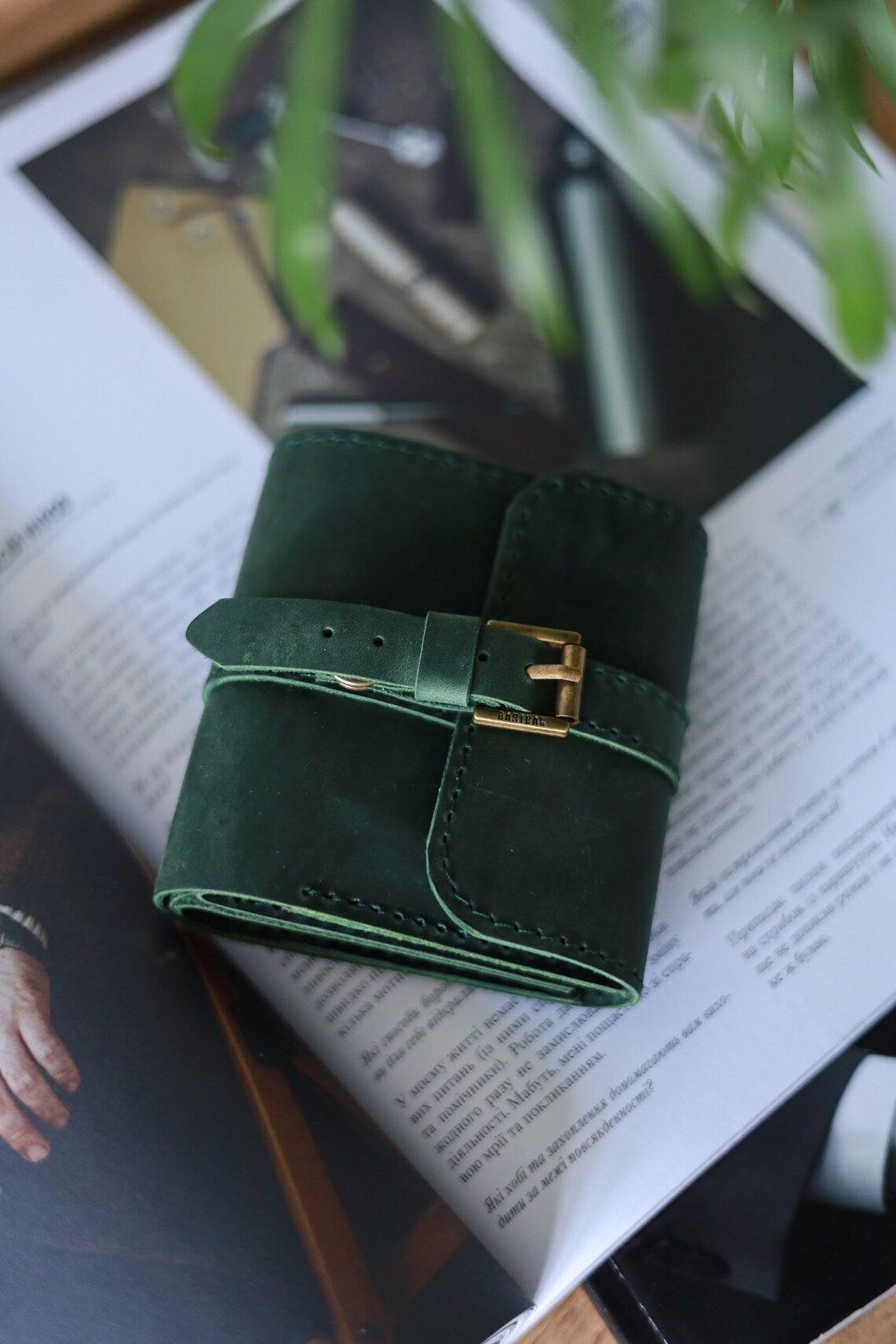 Vintage Distressed Leather Buckle Strap Compact Pocket Wallet