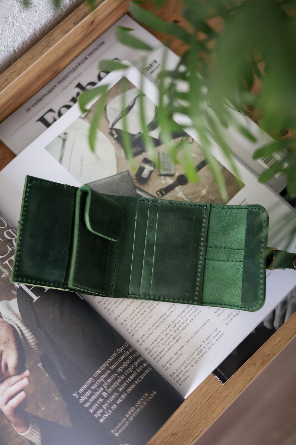 Vintage Distressed Leather Buckle Strap Compact Pocket Wallet